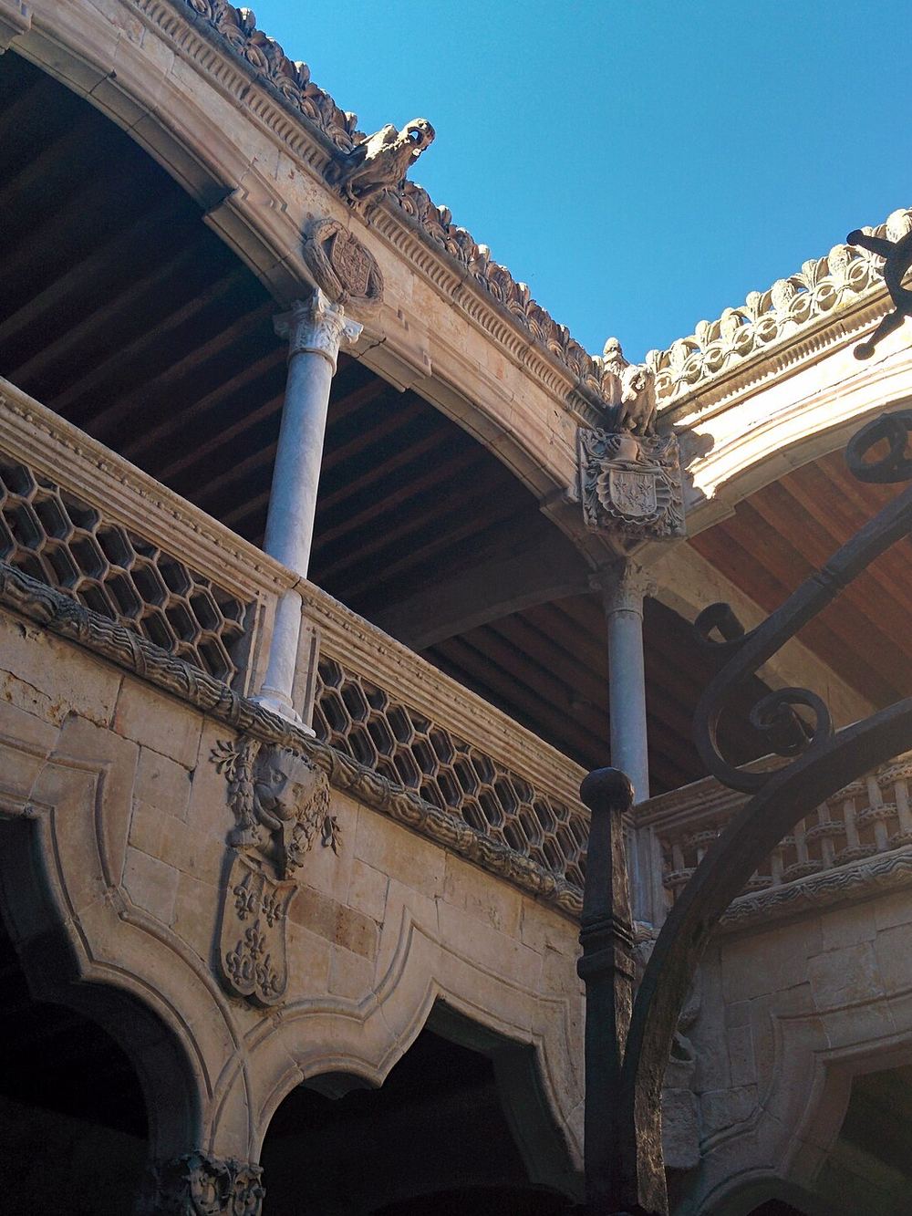 The openwork stone balustrade of the upper gallery in the courtyard of the Casa de las Conchas