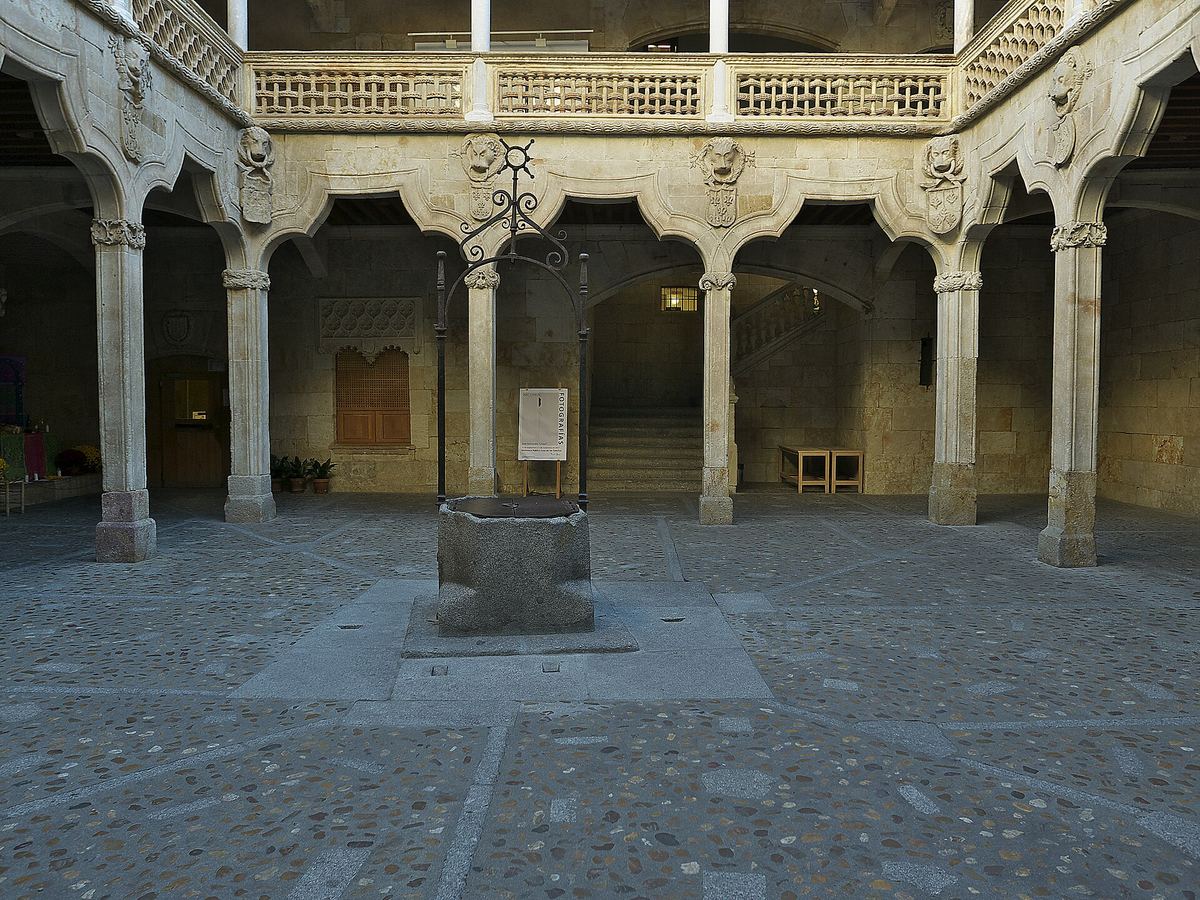 The two-storey courtyard of the Casa de las Conchas with its central well