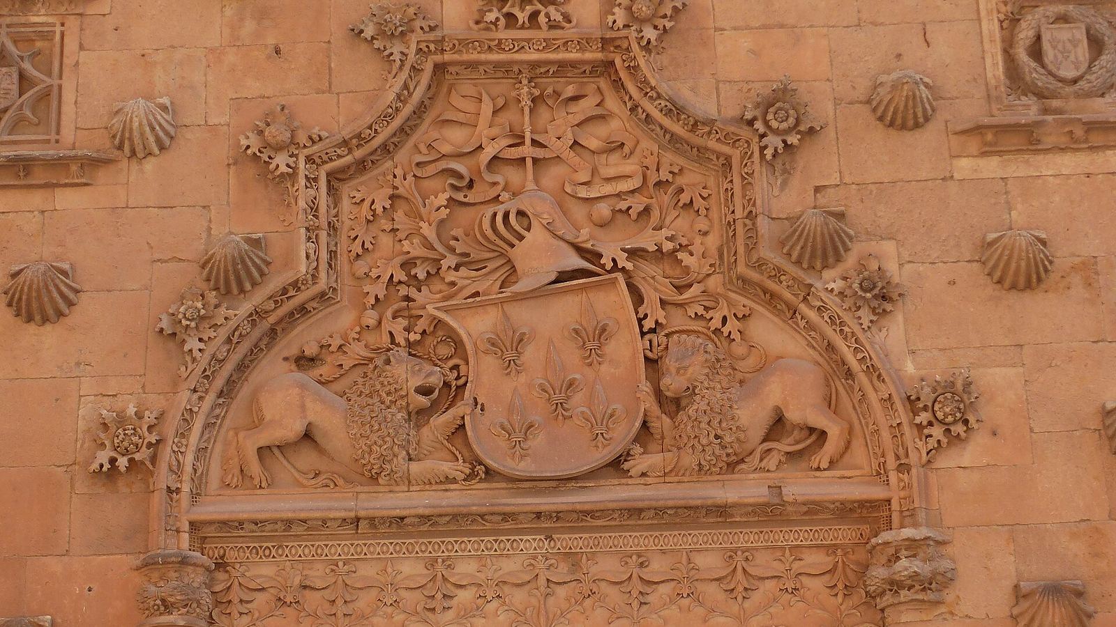 The Maldonado coat of arms held by lions above the portal of the Casa de las Conchas