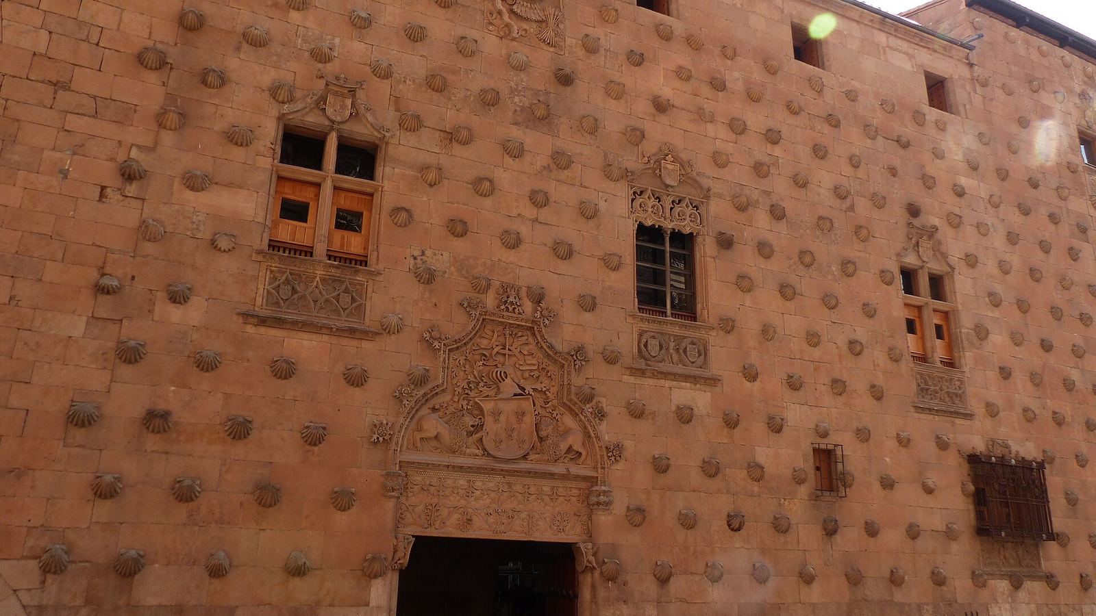 The shell-covered façade of the Casa de las Conchas with its Gothic portal