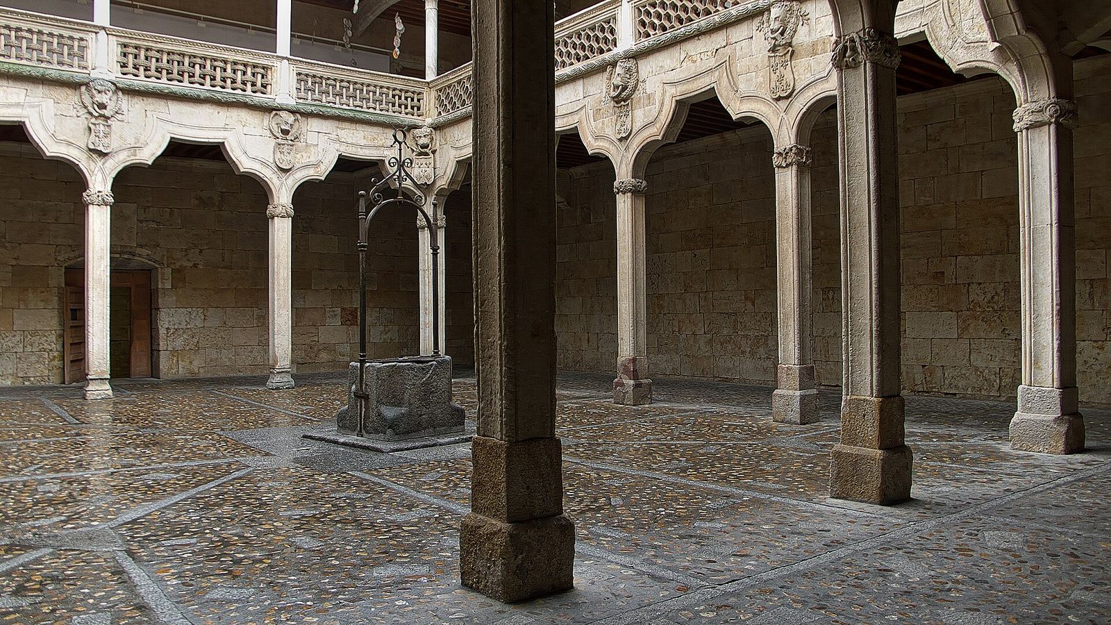 The arcaded courtyard of the Casa de las Conchas with its well